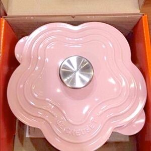 Le Creuset flower sakura pot pink shiny new in box